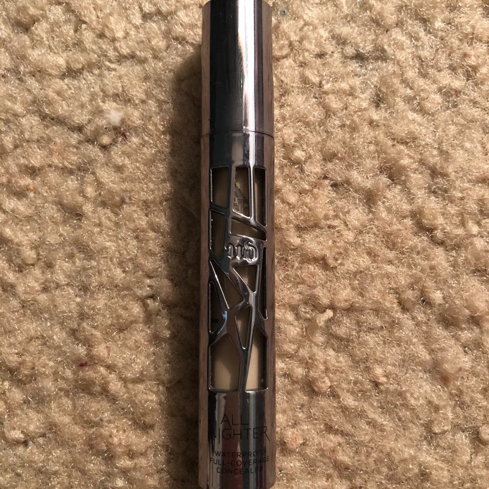 URBAN DECAY ALL NIGHTER CONCEALER !!